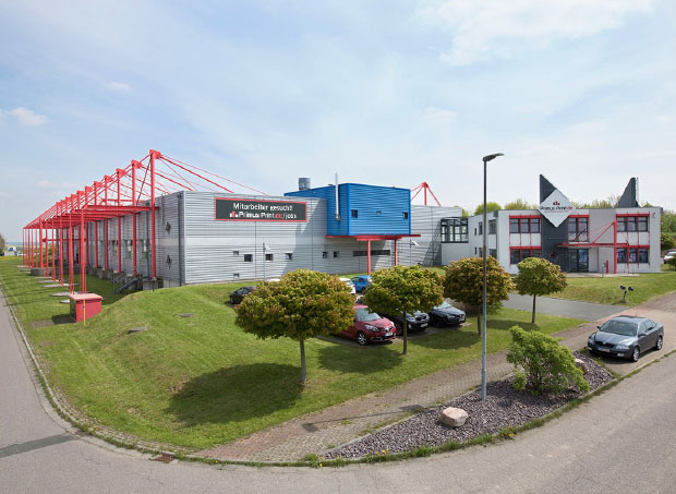 Außenansicht der Produktionshalle in Großschirma