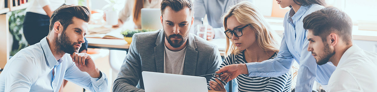 Marketing Meeting: mehrere Menschen diskutieren am Tisch sitzend